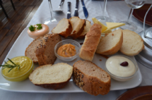 blickwinkel-restaurant-essen-brot-dips-butter
